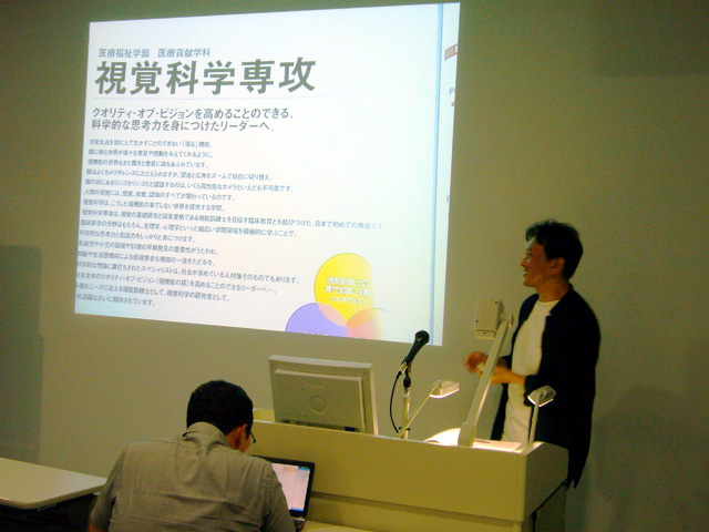 学科主任の高橋教授、視覚科学コースの狙いを紹介